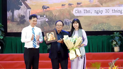 Poet Tran Dang Khoa interacts with students of Can Tho University