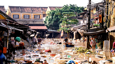 ប្រជាជន Hoi An គូររូបដើម្បីសម្គាល់កំណត់ត្រាទឹកជំនន់ថ្មីចាប់តាំងពីឆ្នាំ 1964