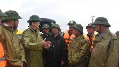 Visestatsminister Mai Van Chinh inspiserte flomberedskapsarbeidet i Ha Tinh.