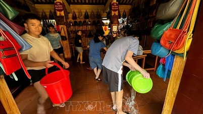 La antigua ciudad de Hoi An limpia con urgencia las consecuencias de las inundaciones.