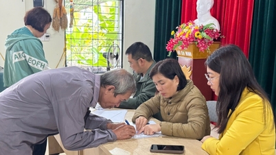 Le Comité du Front de la Patrie du quartier de Nung Tri Cao distribue des fonds pour soutenir les ménages touchés par les catastrophes naturelles - Cao Bang Electronic Newspaper