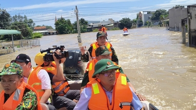 Naib Pengerusi Jawatankuasa Rakyat Wilayah Lam Dong Nguyen Minh melawat dan menyokong orang yang banjir di wad Ham Thang.