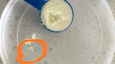 Miért vannak sötét részecskék a tejporos pohárban?