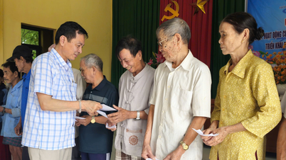 El periódico Nhan Dan dona más de 500 millones de VND para apoyar a las personas en las zonas afectadas por las inundaciones en Quang Tri.