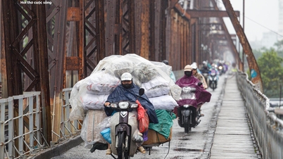Penduduk Hanoi berjuang untuk mencari rezeki pada hari hujan renyai-renyai, angin sejuk semakin kuat