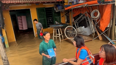 Η Ομοσπονδία Εργασίας της πόλης Ντα Νανγκ επισκέπτεται και υποστηρίζει τα μέλη των συνδικάτων και τους εργαζόμενους που επλήγησαν από τις πλημμύρες