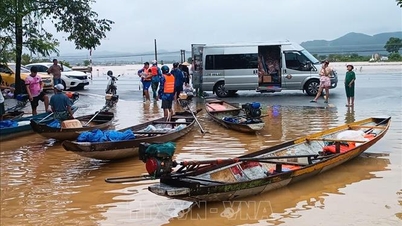 Hundratals livräddande utrustning har transporterats till "översvämningscentret" i Hue och Da Nang.