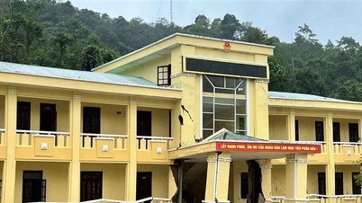 מטה הוועד העממי של הקומונה ההררית הונג סון סדוק, עקום ונמצא בסכנת קריסה.