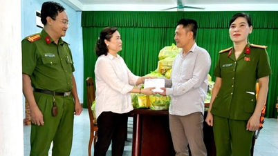 Hung Dat Transport Joint Stock Company overrakte 400 gaver for å støtte mennesker i flomrammede områder.