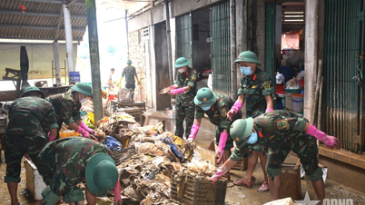 968. Bölge, Hue şehrinin sel felaketinin ardından halkın üstesinden gelmesine yardımcı oluyor