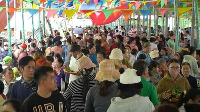 Hundreds of thousands of visitors from all over the country attended the death anniversary of National Hero Nguyen Trung Truc.