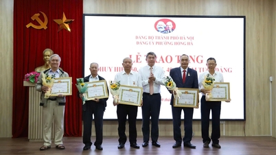 הונג הא וורד הוענק לו תגי מפלגה ב-7 בנובמבר