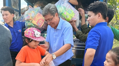 Provinciebestuurders van Lam Dong betuigen hun medeleven aan de mensen in de overstroomde gebieden van Tien Thanh en Ham Kiem.