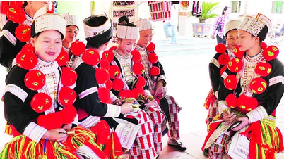 Röda Dao-kvinnor bevarar traditionellt broderi