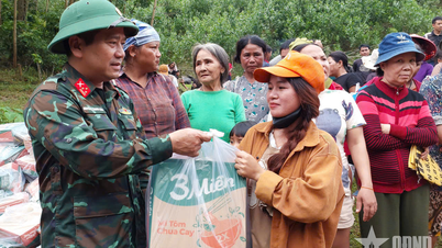 Soldiers make efforts to help flood victims in Da Nang gradually stabilize their lives.
