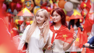 Phố Hàng Mã rực rỡ sắc màu Trung thu, giới trẻ nô nức check-in không ngớt