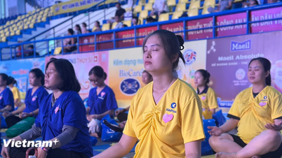 คุณแม่ตั้งครรภ์ 700 คนเข้าร่วมเทศกาลโยคะเชื่อมความรักในฮานอย