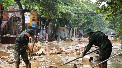 Hanoi, 10 numaralı fırtınanın yol açtığı hasarın giderilmesi için başsağlığı mektupları gönderdi ve 7 kuzey eyaletine 45 milyar VND destek sağladı
