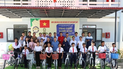 ប្រគល់កង់១០គ្រឿងដល់សិស្សានុសិស្សដែលមានការលំបាកពិសេសនៅ Ham Thanh