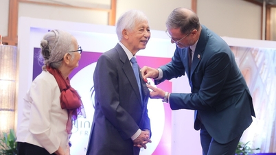 ศาสตราจารย์ Tran Thanh Van และภริยาได้รับรางวัล Legion of Honor ระดับนายทหาร