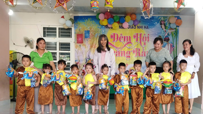Khanh Hoa 신문, 라디오 및 텔레비전의 Light Up Dreams 프로그램: Phuoc Ha 공동체의 어린이들에게 500개의 선물 제공