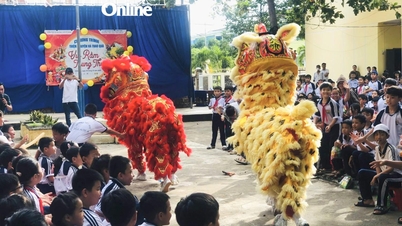 Ninh Son Commune خیراتی پروگرام کا اہتمام کرتا ہے اور وسط خزاں کے تحائف دیتا ہے۔
