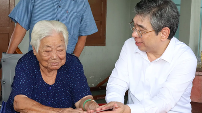 Deputy Secretary of the Ho Chi Minh City Party Committee Nguyen Phuoc Loc visited and presented gifts to Vietnamese Heroic Mothers