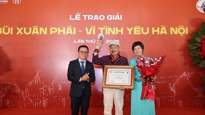 តន្ត្រីករ Tran Tien បានទទួលពានរង្វាន់ “Bui Xuan Phai - សម្រាប់សេចក្តីស្រឡាញ់ទីក្រុងហាណូយ”