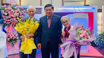 Giáo sư Jean Trần Thanh Vân và Giáo sư Lê Kim Ngọc nhận Huân chương Bắc đẩu Bội tinh bậc Sĩ quan của Pháp