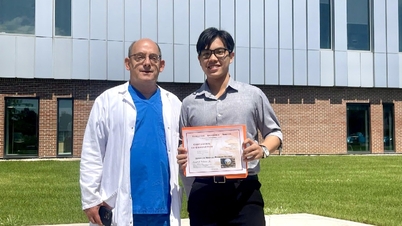 Un estudiante de 24 años aprobó el examen de doctorado en la Universidad de Medicina Pham Ngoc Thach.