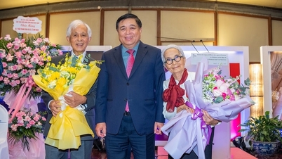 トラン・タン・ヴァン教授とその妻は、役員としてレジオンドヌール勲章を受章しました。