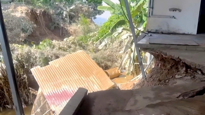 Überprüfen Sie dringend den neuen Erdrutsch, der nach der Flut am Haus eines Bewohners im Bezirk Minh Xuan aufgetreten ist