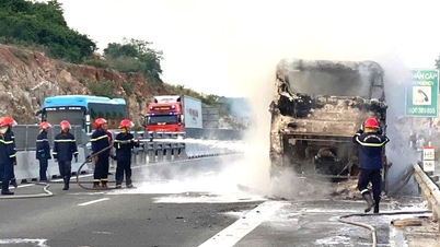 Passagierbus brannte auf der Autobahn Nha Trang – Cam Lam bis auf die Karosserie aus, 30 Menschen konnten glücklicherweise entkommen