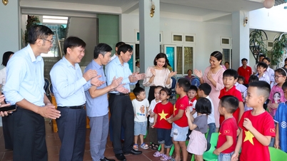 Chủ tịch UBND tỉnh Lê Văn Lương động viên và tặng quà Trung thu cho các cháu thiếu niên, nhi đồng tại xã Khun Há và Bản Bo