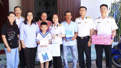 La région navale 4 offre des cadeaux de mi-automne aux enfants de pêcheurs parrainés