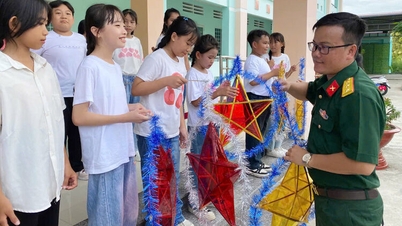 ទាហាន​បាន​ផ្តល់​គោម​ប្រហែល​២០០០​អំពូល​ដល់​កុមារ​ដើម្បី​អបអរ​ពិធីបុណ្យ​ពាក់កណ្តាល​សរទរដូវ។