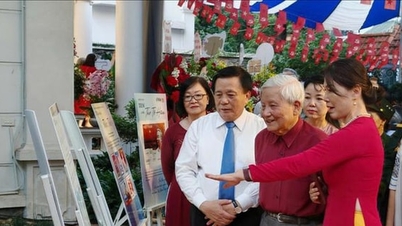 พิธีเปิดนิทรรศการ “แสตมป์และบทกวี – รอยประทับของฮูตลอดหลายปีที่ผ่านมา”