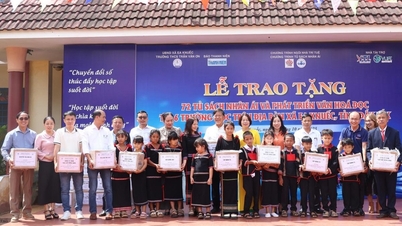 Presenting 72 charity bookshelves to students of Ea Knuec commune