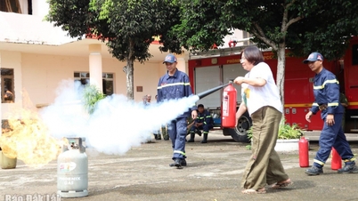 Fire fighting plan practice at Ea Kao Ward People's Committee headquarters