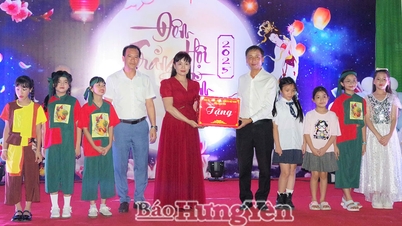 Phó Chủ tịch UBND tỉnh Nguyễn Hùng Nam trao quà Tết Trung thu tại phường Hồng Châu