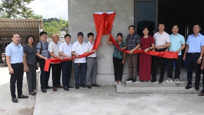 Handing over 2 gratitude houses in Ky Lua ward