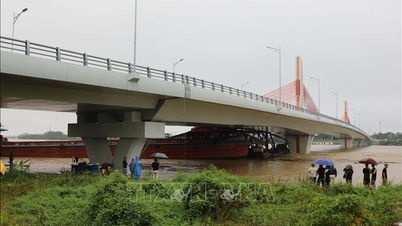 Develop a scenario to respond to collisions between vehicles and river crossing structures