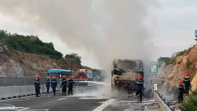 Osobní autobus jel po dálnici Nha Trang - Cam Lam, když náhle začal hořet.