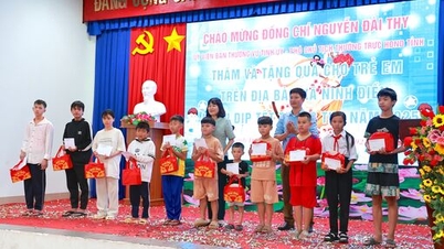 성 인민위원회 상임 부의장 Nguyen Dai Thy가 Ninh Dien 코뮌에 중추절 선물을 전달했습니다.