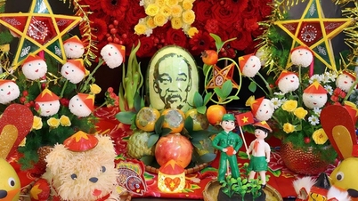 A bandeja "patriótica" do Festival do Meio do Outono de uma boa mãe em Hanói causa uma impressão especial