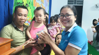 Giving 500 Mid-Autumn gifts to children in Cam Lam commune