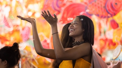 Western tourists overwhelmed by Mid-Autumn Festival in Vietnam
