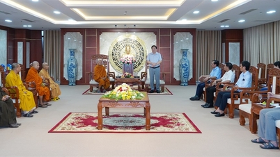 De voorzitter van het Provinciaal Volkscomité, Pham Thanh Ngai, ontving het uitvoerend comité van de Vietnamese boeddhistische Sangha in de provincie Ca Mau.