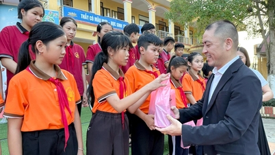ឧបត្ថម្ភថវិកាជាង ៤០លានដុង ដល់សិស្សានុសិស្សនៃអនុវិទ្យាល័យ Thang Quan ឃុំ Yen Son