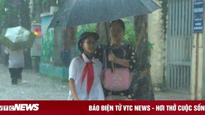 หวั่นฝนตกหนักจากพายุลูกที่ 11 โรงเรียนบางแห่งในฮานอยเปลี่ยนมาใช้ระบบเรียนออนไลน์